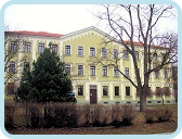 Budova školy na Vinařického náměstí